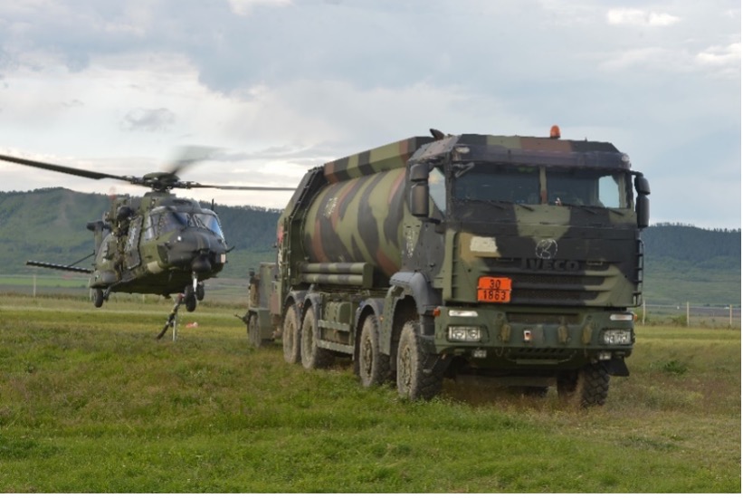 Bei einem Forward Arming and Refueling Point (FARP) handelt es sich um einen vorgelagerten Bewaffnungs- und Betankungspunkt. Hier werden mit geschützten Tankfahrzeugen die Hubschrauber schnell betankt und so ihre Einsatzzeit und -reichweite erheblich verlängert. Foto: Bundeswehr/Carl Schulze