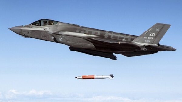 Testabwurf der B61-12 von einer F-35 aus. Sollte die Waffe jemals zum Einsatz kommen, wird sie entweder durch Schwerkraft oder durch gelenkte Abwürfe aus der Luft abgeworfen. (Foto: DOD's F-35 Joint Program Office)