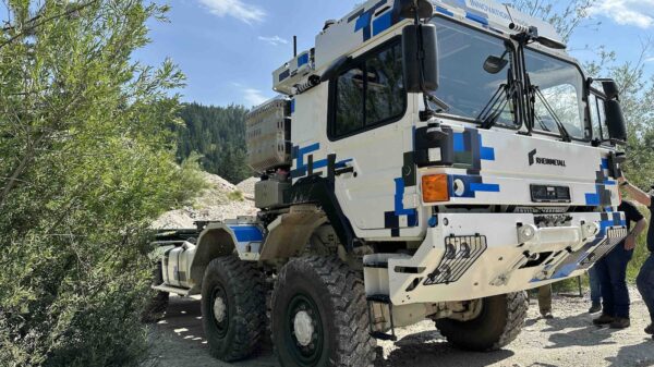 Mit dem Autonomous Kit lassen sich beispielsweise Lkw für die autonome Konvoifahrt ausrüsten, die Machbarkeit bewies Rheinmetall in verschiedensten Szenaren mit seinen Testrägern.