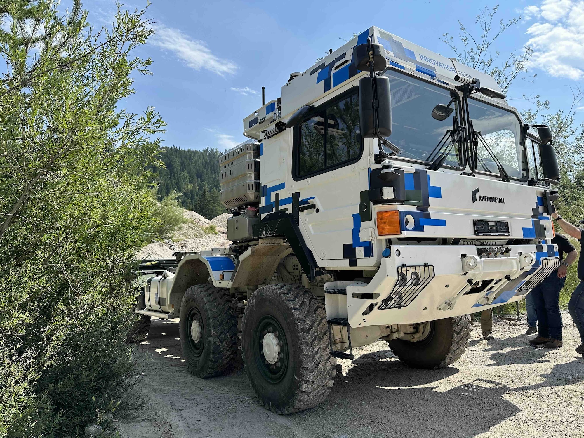 Mit dem Autonomous Kit lassen sich beispielsweise Lkw für die autonome Konvoifahrt ausrüsten, die Machbarkeit bewies Rheinmetall in verschiedensten Szenaren mit seinen Testrägern.