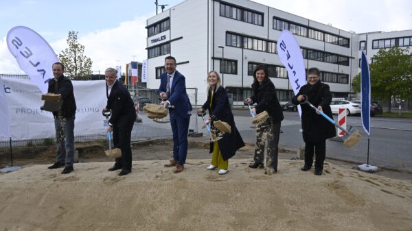 Vollzogen heute gemeinsam den symbolischen Spatenstich (v.l.n.r.): Paul Bartram, Geschäftsführer, Dipl. Ing. Fr. Bartram GmbH , Dirk Cordes, Geschäftsführer KIWI Tower GmbH, Christoph Ruffner, Vorsitzender der Geschäftsführung Thales Deutschland GmbH, Julia Carstens, Staatssekretärin im Ministerium für Wirtschaft, Verkehr, Arbeit, Technologie und Tourismus des Landes Schleswig-Holstein, Dr. Christina Schubert, Vorsitzende des Aufsichtsrats der Kieler Wirtschaftsförderungs- und Strukturentwicklungsgesellschaft mbH (KiWi), Renate Treutel, Bürgermeisterin der Stadt Kiel.