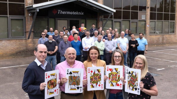 Royal Award für Thermoteknix: Thermoteknix feiert den fünften Royal Award. Erste Reihe im Bild (v. l. n. r.): Bruce Cairnduff (Engineering Manager), Richard Salisbury (Geschäftsführer und Unternehmensgründer), Anna Kwiecień (Einkaufsadministratorin), Hollie Walsh (Vertriebskoordinatorin) und Louise Barton (Büroleiterin).