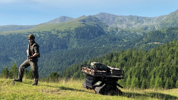 Das UGV Ziesel als „Mule“ eines Infanteristen. In dieser Rolle folgt der Roboter dem Soldaten selbstständig.