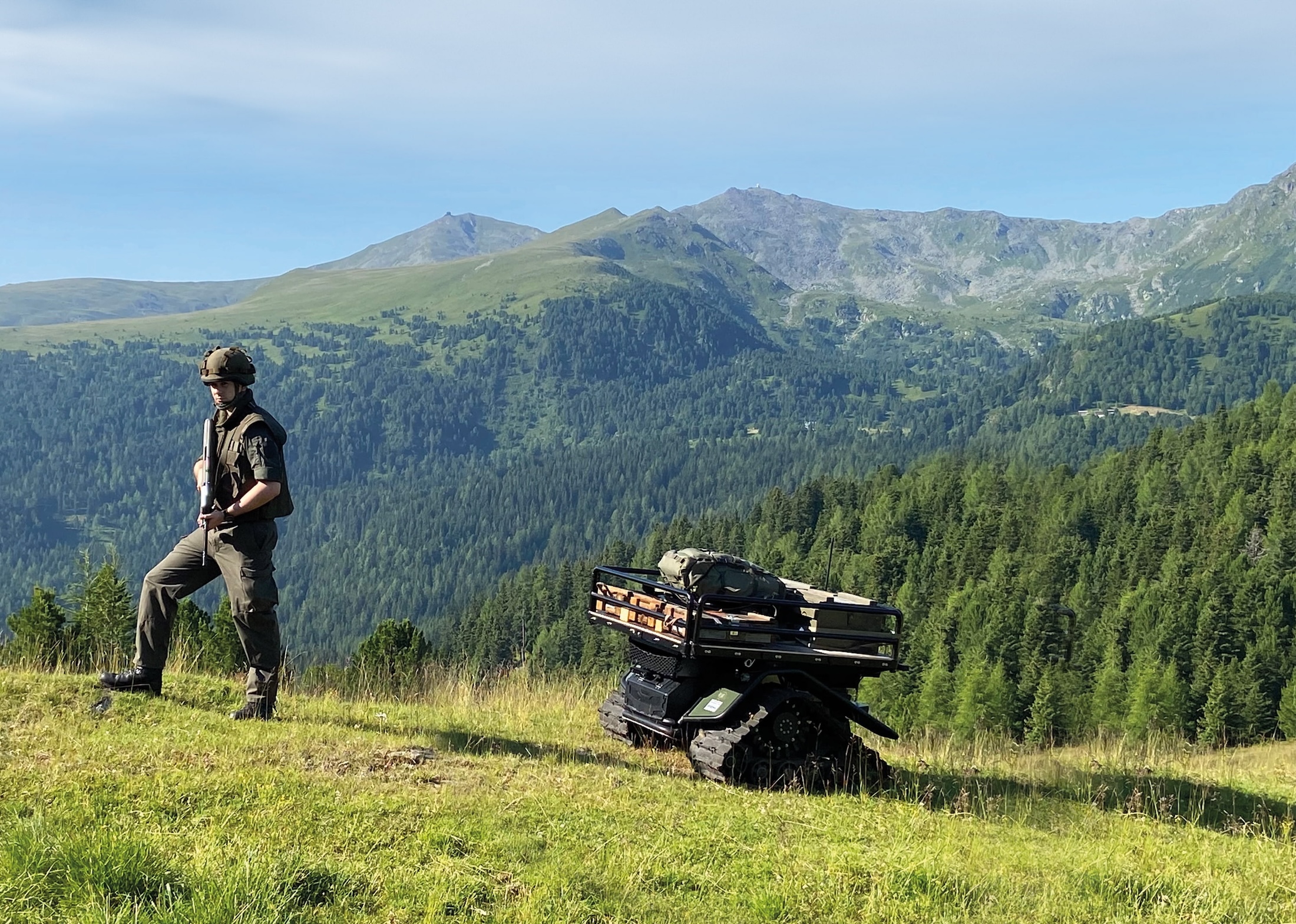 Das UGV Ziesel als „Mule“ eines Infanteristen. In dieser Rolle folgt der Roboter dem Soldaten selbstständig.