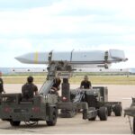 US-Marschflugkörper AGM-158B JASSM-ER bei der Verladung. (Foto- USAF)