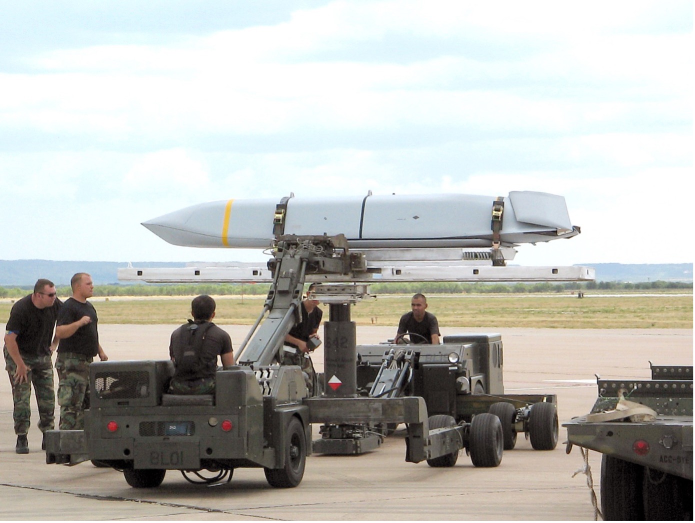 US-Marschflugkörper AGM-158B JASSM-ER bei der Verladung. (Foto- USAF)
