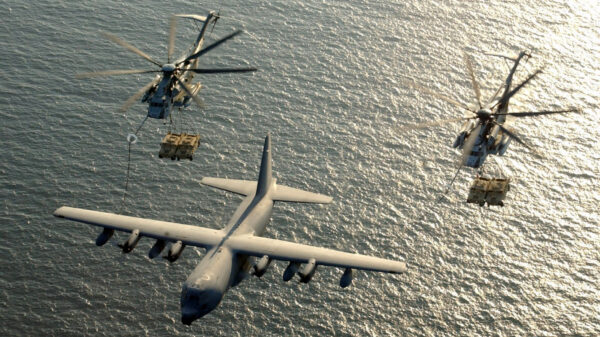 Eine ortsunabhängige Betankung von Luftfahrzeugen ist wichitg: Hier betankt eine USMC KC-130 zwei CH-53Es über dem Golf von Aden.