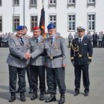Der Generalinspekteur der Bundeswehr, General Carsten Breuer (Mitte), übergibt den Zentralen Sanitätsdienst der Bundeswehr von Generaloberstabsarzt Dr. Ulrich Baumgärtner (Rechts) an Generalstabsarzt Dr. Ralf Uwe Hoffmann (Links im Bild).