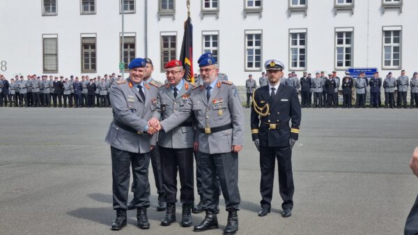 Der Generalinspekteur der Bundeswehr, General Carsten Breuer (Mitte), übergibt den Zentralen Sanitätsdienst der Bundeswehr von Generaloberstabsarzt Dr. Ulrich Baumgärtner (Rechts) an Generalstabsarzt Dr. Ralf Uwe Hoffmann (Links im Bild).