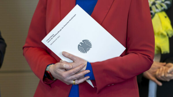 Deutschland-Tempo für die Bundeswehr: Übergabe des Jahresberichts 2022 der Wehrbeauftragten des Deutschen Bundestages, Dr. Eva Högl an die Bundestagspräsidentin