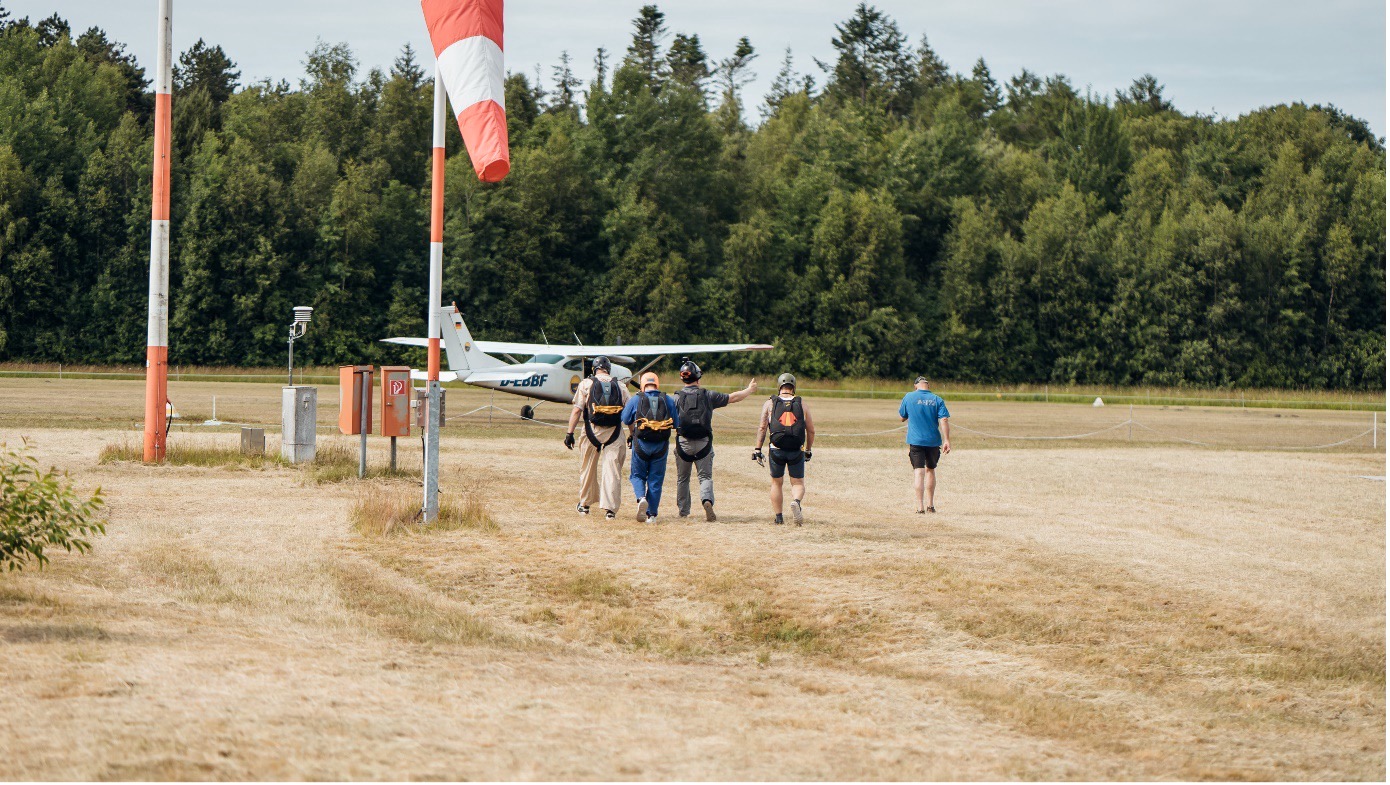 Die letzten Meter zum Flugzeug.