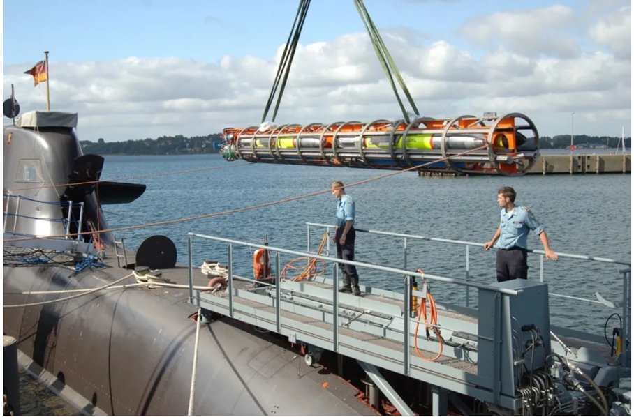 Beladen des U33 für Teste. Gut zu erkennen sind das IDAS-Ausstoßgerät sowie die Lagerung der vier Effektoren je Container neben- bzw. hintereinander.