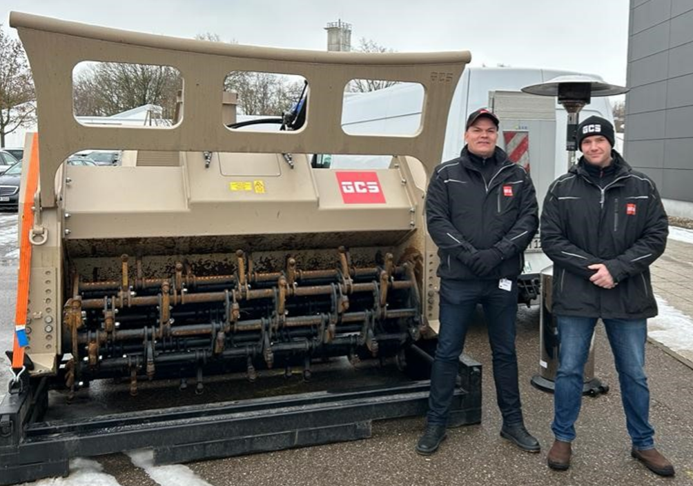 Experten von GCS zeigen die fernbedienbare Plattform GCS-200 zur Minenräumung.