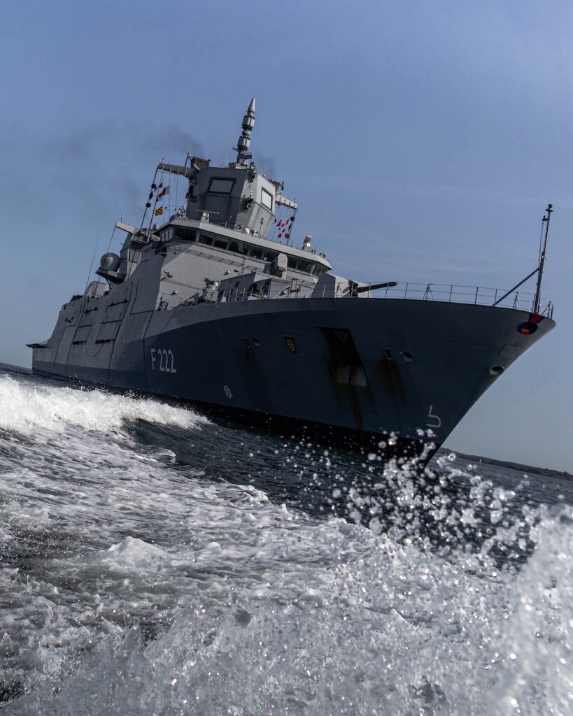 Die Fregatte F 222 BADEN-WÜRTTEMBERG fährt in der Ostsee während der Produktion der Kampagne „Besatzung Bravo“. Foto: Bundeswehr / Sam Vogt