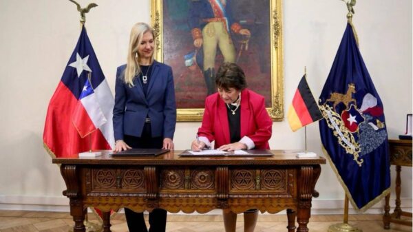 Unterzeichnung des Kooperationsabkommens zwischen Chile und Deutschland. Verwaltungsministerin Adriana Delpiano und die deutsche Botschafterin Fries-Gaier (v.r.n.l.) (Foto- DEU Botschaft)