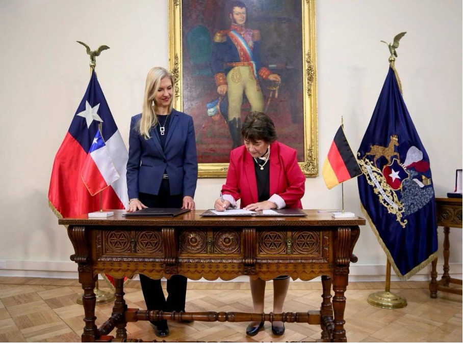 Unterzeichnung des Kooperationsabkommens zwischen Chile und Deutschland. Verwaltungsministerin Adriana Delpiano und die deutsche Botschafterin Fries-Gaier (v.r.n.l.) (Foto- DEU Botschaft)