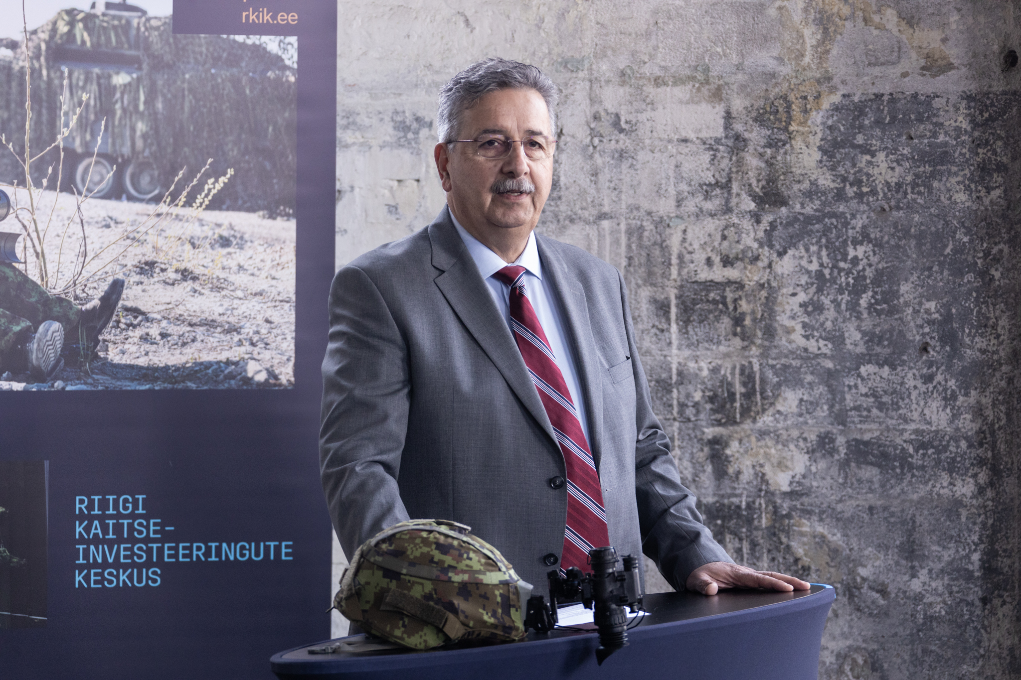 Vasileios Savvaidis, CEO THEON, bei der Übergabezeremonie in Estland.