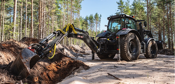 VALTRA mit Heckbagger und Frontlader. (Foto- AGCO)