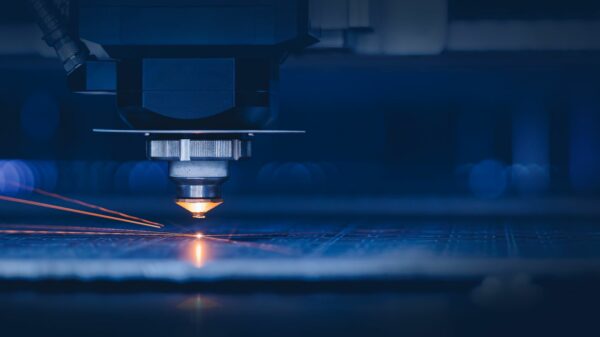 Kloeckner Metals Germany – Bundeswehr-Zulassung für Panzerstahl-Bearbeitung: Laserschneidanlage schneidet ballistische Flachprodukte am Standort Kaufungen.