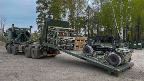 Luxemburger Sicherheitsbeitrag: Versorgungs-LKW mit Palfinger Gabelstapler im litauischen Einsatz FOTO NATO