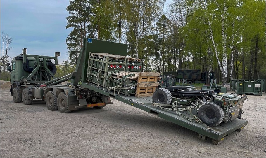 Luxemburger Sicherheitsbeitrag: Versorgungs-LKW mit Palfinger Gabelstapler im litauischen Einsatz FOTO NATO