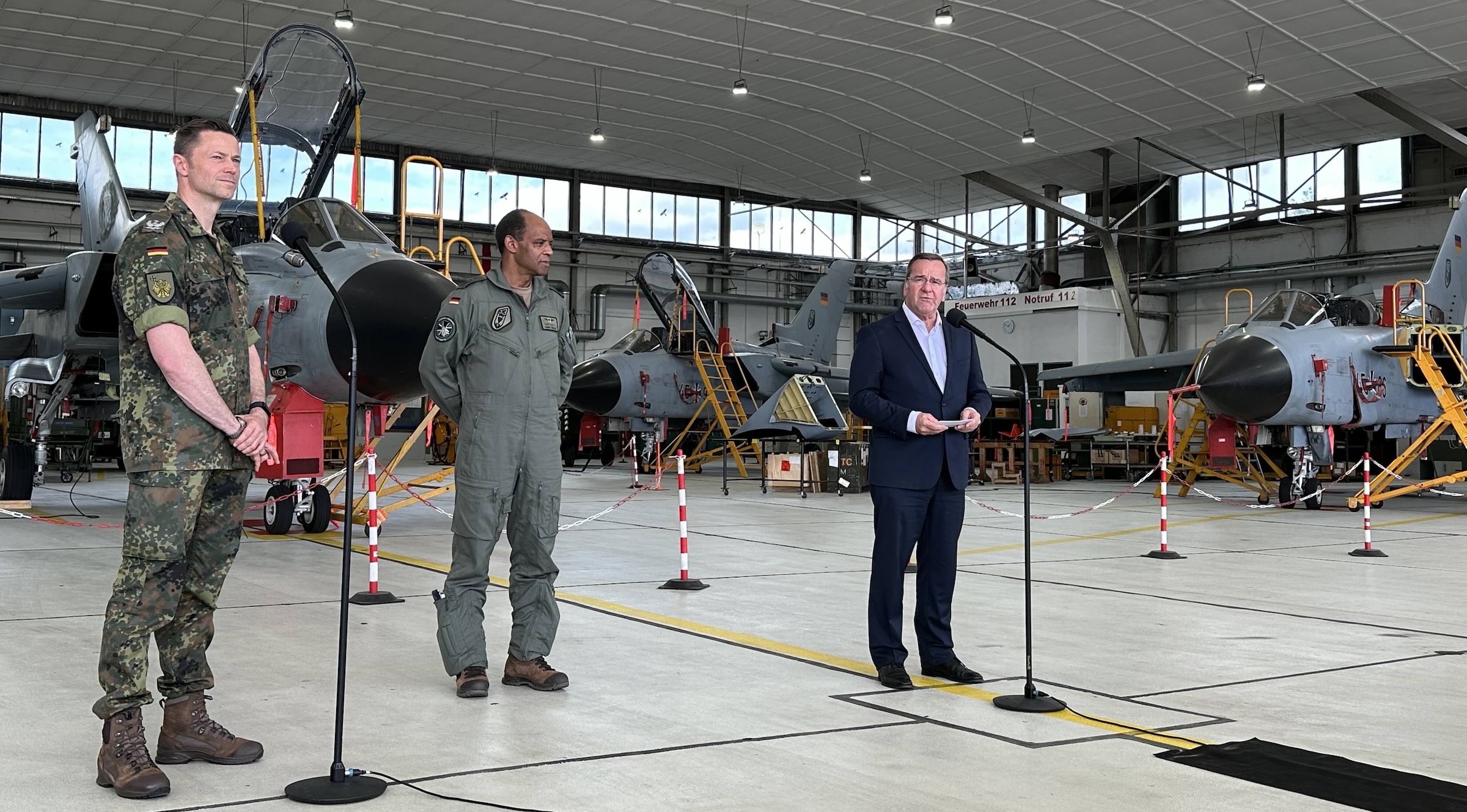 „Erst Anfang letzter Woche, am Montag vergangener Woche, konnte ich mir in Alaska auf meinem Weg zum NATO-Gipfel ein Bild vom Teil dieses Geschwaders machen, der an der Großübung Arctic Defender teilnahm. Ich war sehr beeindruckt von der Leistung unserer Soldaten und derjenigen, die in der Wartung und Unterstützung tätig sind“, sagte Verteidigungsminister Boris Pistorius bei seinem heutigen Besuch beim Taktischen Luftwaffengeschwader 33. „Gleichzeitig konnte ich mich auch in den Gesprächen und den Inaugenscheinnahmen davon überzeugen, dass wir mit unserer Entscheidung für die F-35 den richtigen Schritte in die Zukunft der Luftwaffe gehen. Die F-35 ist aktuell das modernste Kampfflugzeug der fünften Generation.“