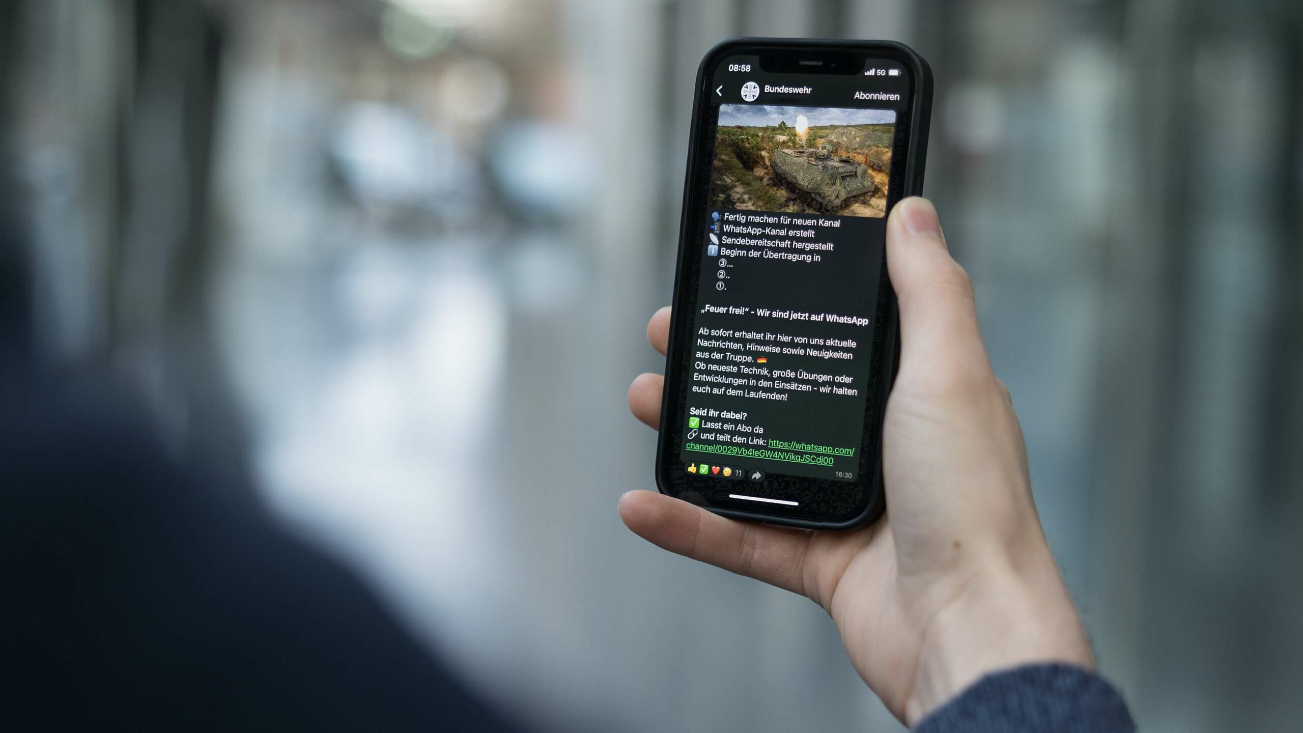 Digitale Modernisierungsoffensive bei der Bundeswehr: Viele Millionen Menschen in Deutschland nutzen den Chatdienst WhatsApp schon seit langem. Unter „Aktuelles“ finden Interessierte dort jetzt auch Neuigkeiten aus der Bundeswehr.