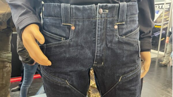 Ziviles Aussehen, erhöhter Bund, ergonomische Form sowie taktische und verdeckte Taschen zeichnen diese taktische Jeans aus.