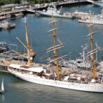 „Weiße Lady” unter grauen Kriegern – Das Segelschulschiff Gorch Fock in seinem Heimathafen während der Kieler Woche 2008.