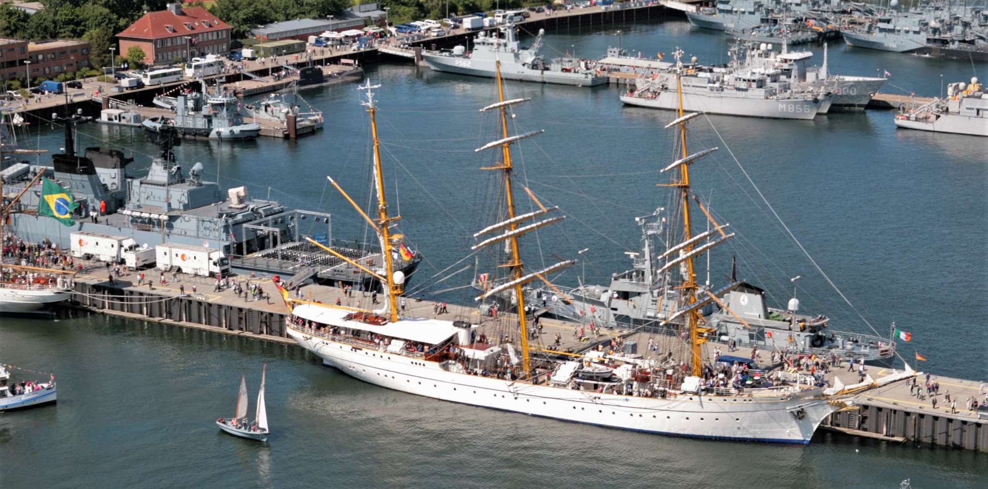 „Weiße Lady” unter grauen Kriegern – Das Segelschulschiff Gorch Fock in seinem Heimathafen während der Kieler Woche 2008.