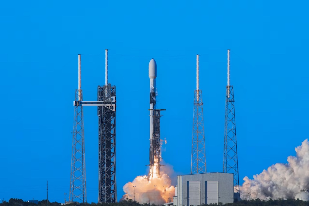 Weltraumsensor: Die Raketenabwehrbehörde (Missile Defense Agency, MDA) und die Raumfahrtentwicklungsbehörde (Space Development Agency, SDA) bestätigten den erfolgreichen Start von sechs Satelliten in eine erdnahe Umlaufbahn vom Space Launch Complex 40 in Cape Canaveral Space mit der Falcon 9-Rakete von SpaceX.