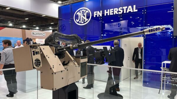 FN zeigt Waffenstation deFNder Medium mit M230LF 30 mm Bushmaster
