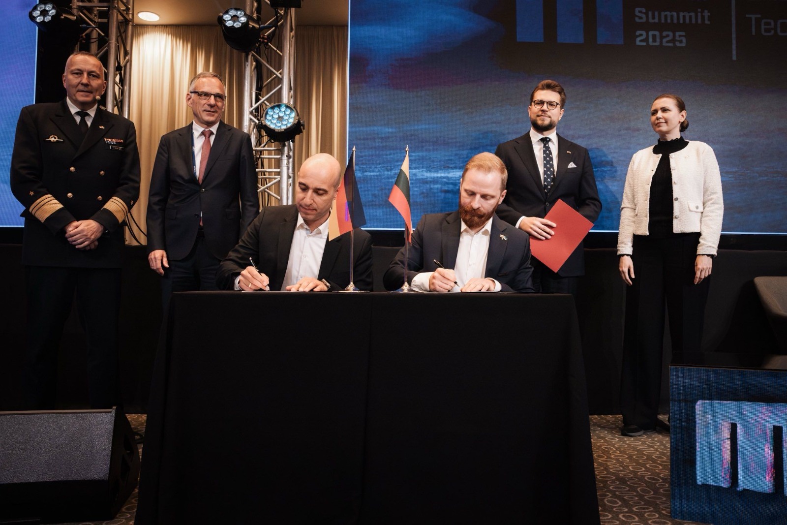 Technologieallianz Auf dem Baltic MilTech Summit 2025 in Vilnius unterzeichneten das deutsche Drohnenunternehmen Quantum Systems und das litauische Photonikunternehmen Aktyvus Photonics ein Memorandum of Understanding (MoU)