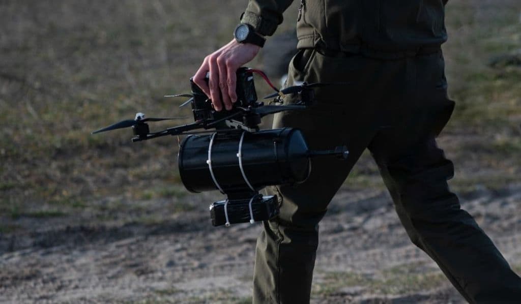 Glasfaserdrohnen: Unsichtbare Bedrohung am Boden: NATO sucht Innovationen gegen lichtwellenleitergesteuerte FPV-Drohnen.