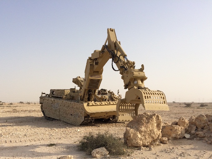 Der Wisent 2 als Pionierpanzer – Armoured Engineering Vehicle (AEV). In dieser Version unterstützt er Pioniertruppen mit einer Vielzahl von Funktionen und einer hohen Leistungsfähigkeit beim Einsatz des Knickarmbaggers oder des Räumschildes.