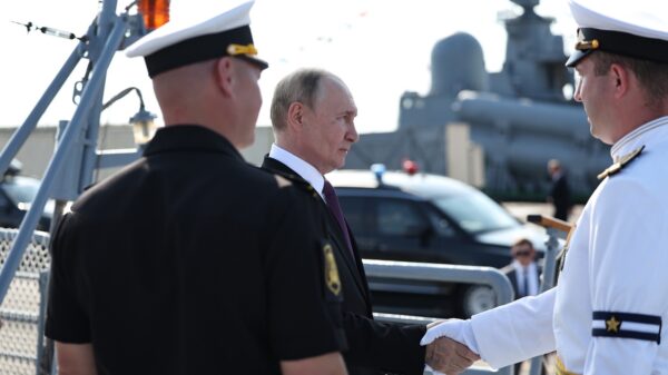 Der russische Präsident Wladimir Putin besuchte in St. Petersburg die Fregatte Admiral Grigorovich, statt wie geplant die traditionelle Flottenparade abzunehmen. Die Ukraine hatte die Parade erfolgreich verhindern können.