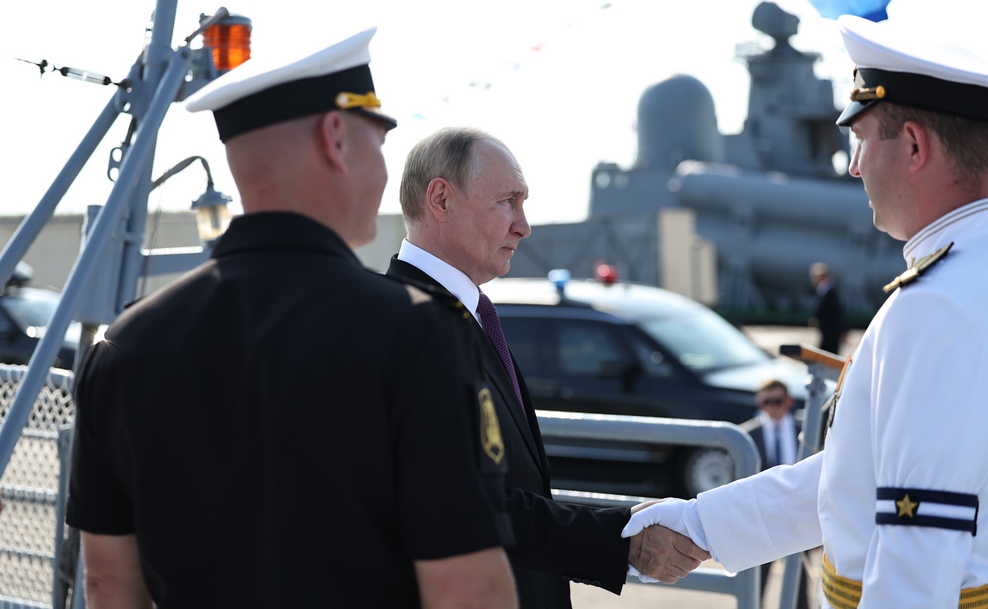 Der russische Präsident Wladimir Putin besuchte in St. Petersburg die Fregatte Admiral Grigorovich, statt wie geplant die traditionelle Flottenparade abzunehmen. Die Ukraine hatte die Parade erfolgreich verhindern können.