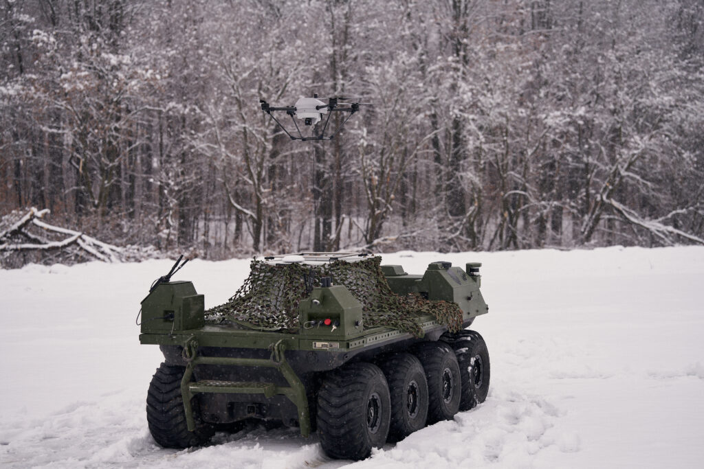 Elistair und Rheinmetall: Die KHRONOS-Fesseldrohne und dAs unbemannte und elektrische Bodenfahrzeugs (UGV) Mission Master SP für Militärs in der Einrichtung von Rheinmetall Canada.