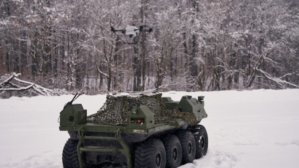 Elistair und Rheinmetall: Die KHRONOS-Fesseldrohne und dAs unbemannte und elektrische Bodenfahrzeugs (UGV) Mission Master SP für Militärs in der Einrichtung von Rheinmetall Canada.
