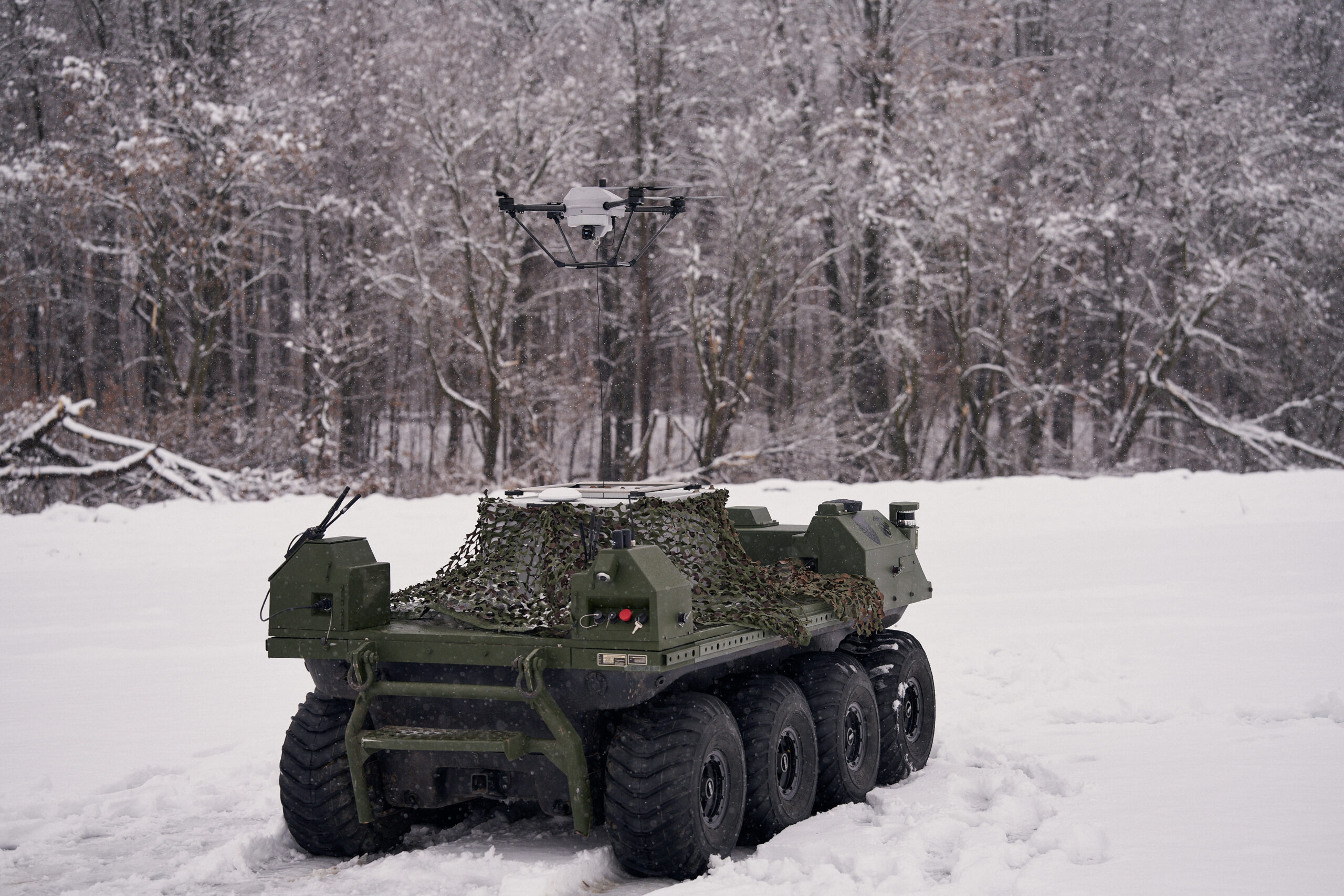 Elistair und Rheinmetall: Die KHRONOS-Fesseldrohne und dAs unbemannte und elektrische Bodenfahrzeugs (UGV) Mission Master SP für Militärs in der Einrichtung von Rheinmetall Canada.