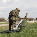 TYTAN Technologies : Zwei Soldaten erproben einen Demonstrator im Innovationslabor der Bundeswehr in Erding.