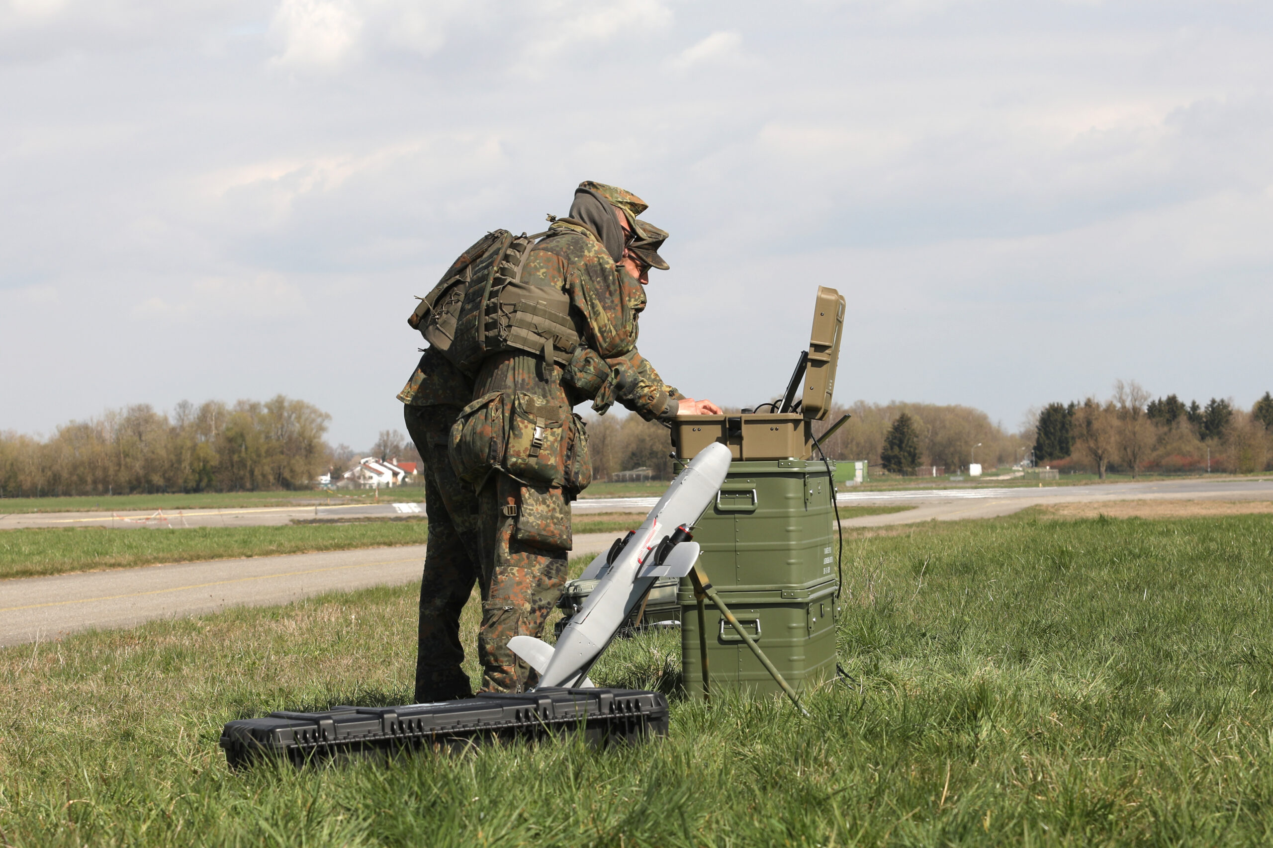 TYTAN Technologies : Zwei Soldaten erproben einen Demonstrator im Innovationslabor der Bundeswehr in Erding.