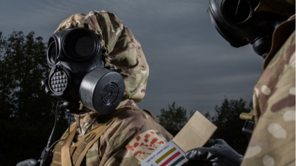 Kampfmittelspürpapier: Zwei Soldaten in ABC-Schutzkleidung prüfen die Umngebung mittels Spürpapier. Foto- ORITEST