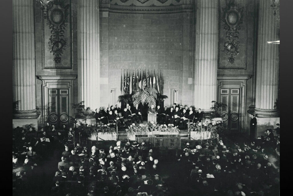 Zwölf Staaten unterzeichnen am 4. April 1949 in Washington, D. C., den Nordatlantikvertrag und erwecken das Bündnis zum Leben.