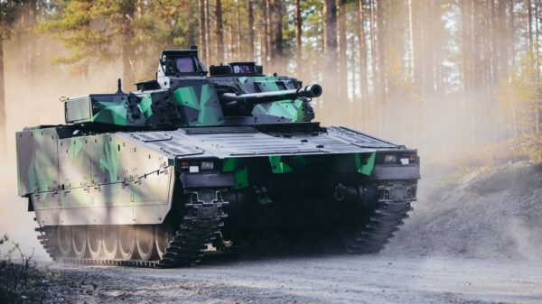 CV90 mit Saab-Visier und Feuerkontrollsystem in der Seitenansicht