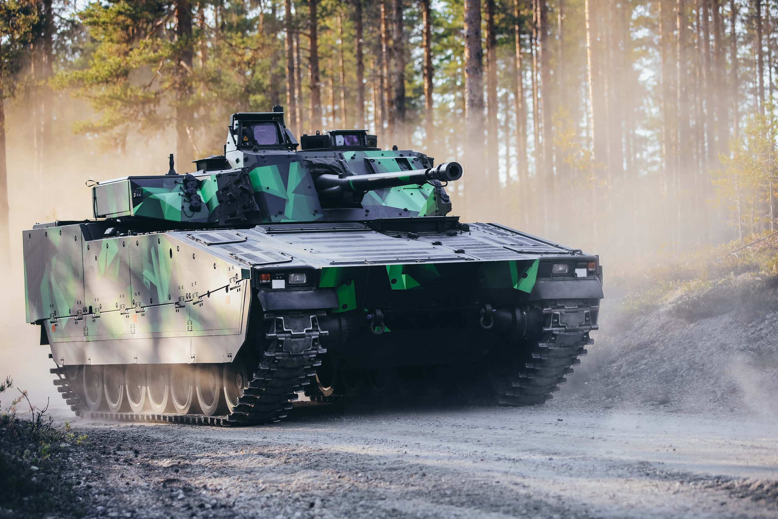 CV90 mit Saab-Visier und Feuerkontrollsystem in der Seitenansicht