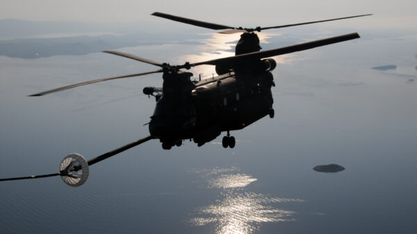 Chinook bewähren sich seit Jahrzehnten in weltweiten Einsätzen in allen Klimazonen. Hier eine Luftbetankung über der Küste Kroatiens. Die Bundeswehr profitiert für ihr Programm Schwerer Transporthubschrauber (STH) von diesen Erfahrungen.