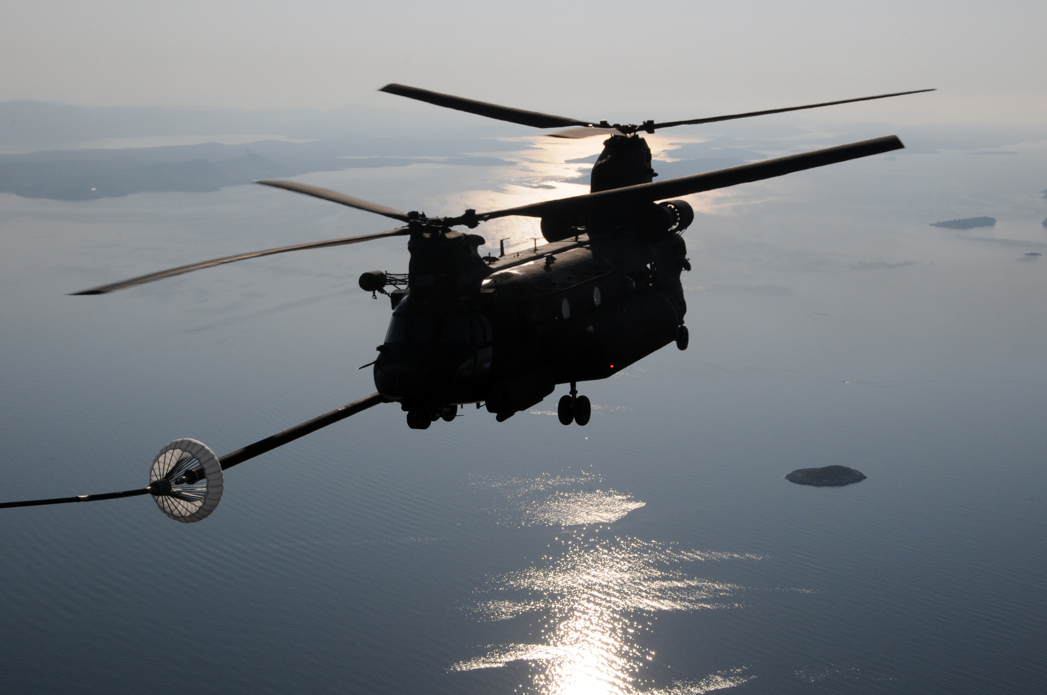 Chinook bewähren sich seit Jahrzehnten in weltweiten Einsätzen in allen Klimazonen. Hier eine Luftbetankung über der Küste Kroatiens. Die Bundeswehr profitiert für ihr Programm Schwerer Transporthubschrauber (STH) von diesen Erfahrungen.