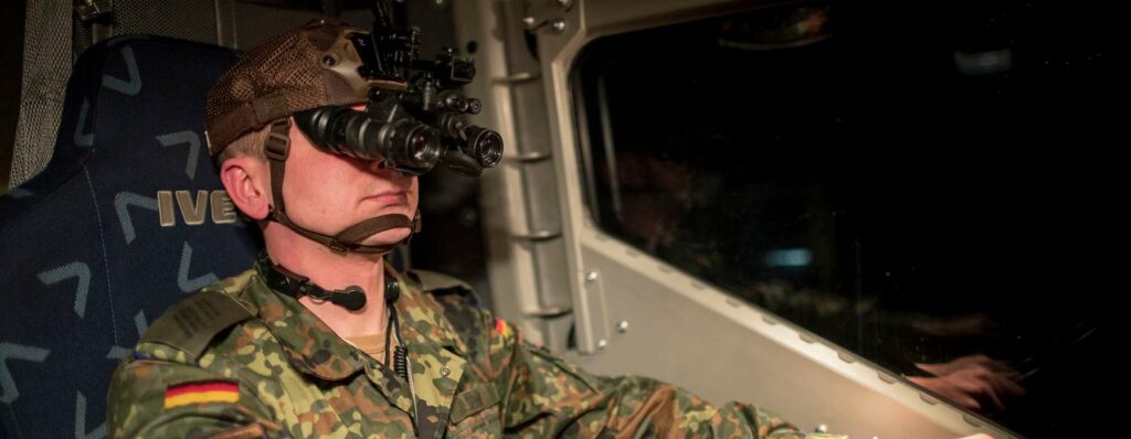 Im Rahmen des Programms Night Vision Capability erhält die Bundeswehr binokulare Nachtsichtbrillen (BNSG).