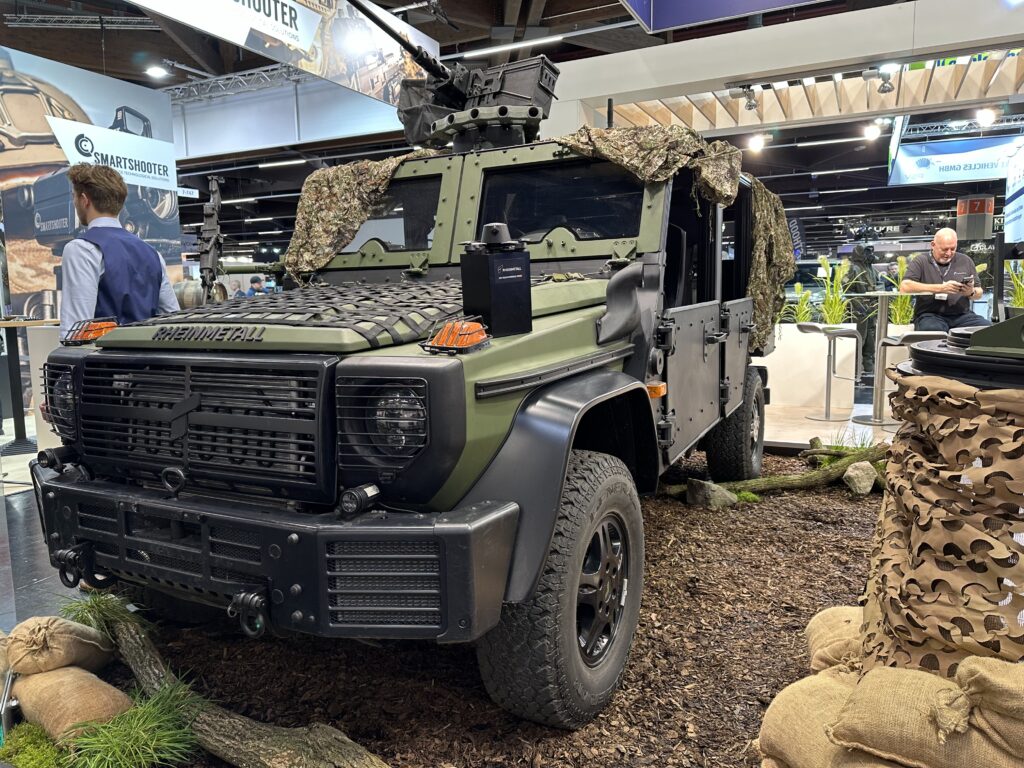 Insgesamt hat der Caracal ein Leergewicht von rund 3,2 Tonnen und ist damit auch durch Hubschrauber luftverladbar.